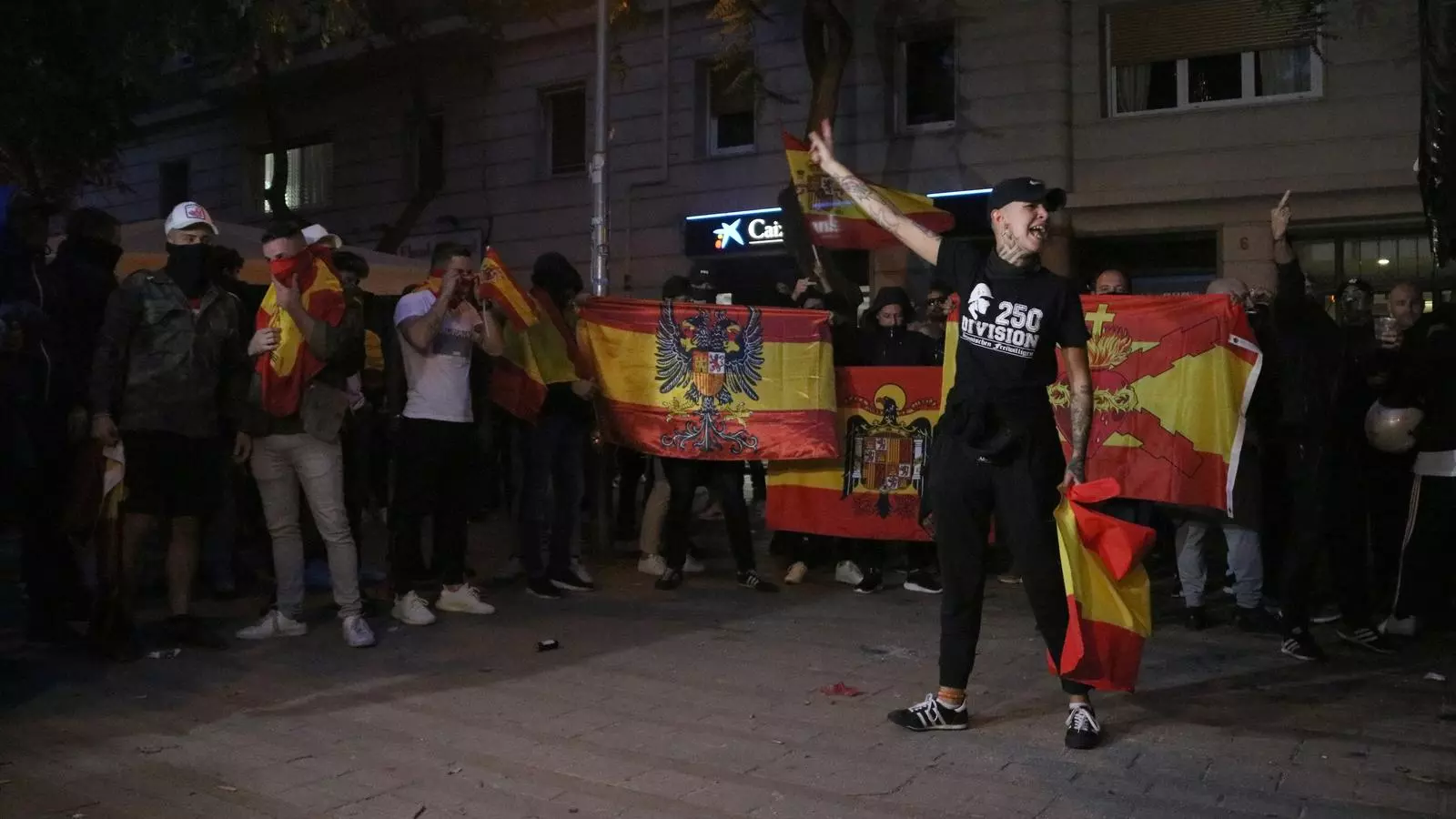El grup d'ultres a la plaça Artós amb banderes espanyoles