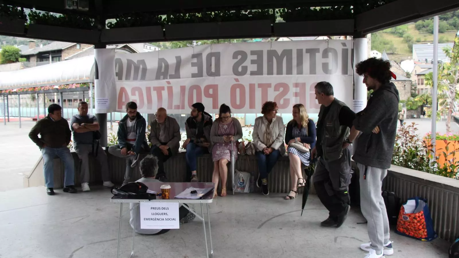 L'acampada de protesta a la plaça del Poble. / ARA ANDORRA