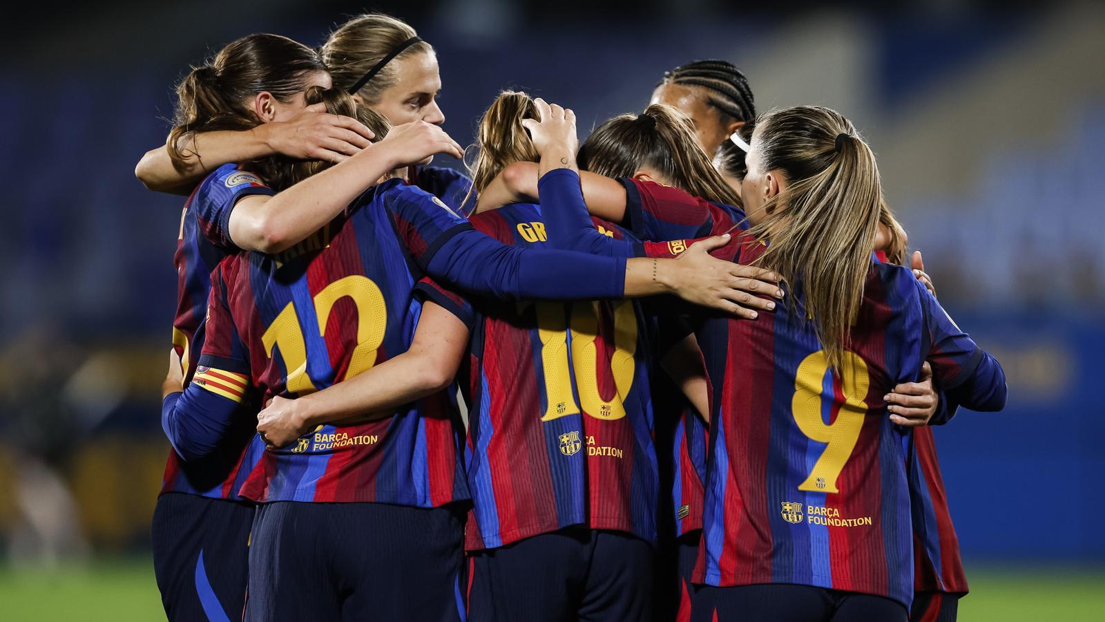 Las jugadoras del Barça femenino celebran uno de los goles contra el Granada en el estadio Johan Cruyff