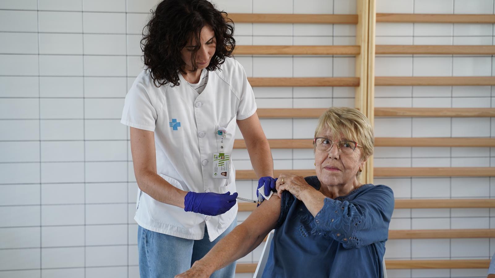 Una usuaria recibe una dosis de la vacuna en un centro de la Región Sanitaria Terres de l'Ebre, en Roquetes.