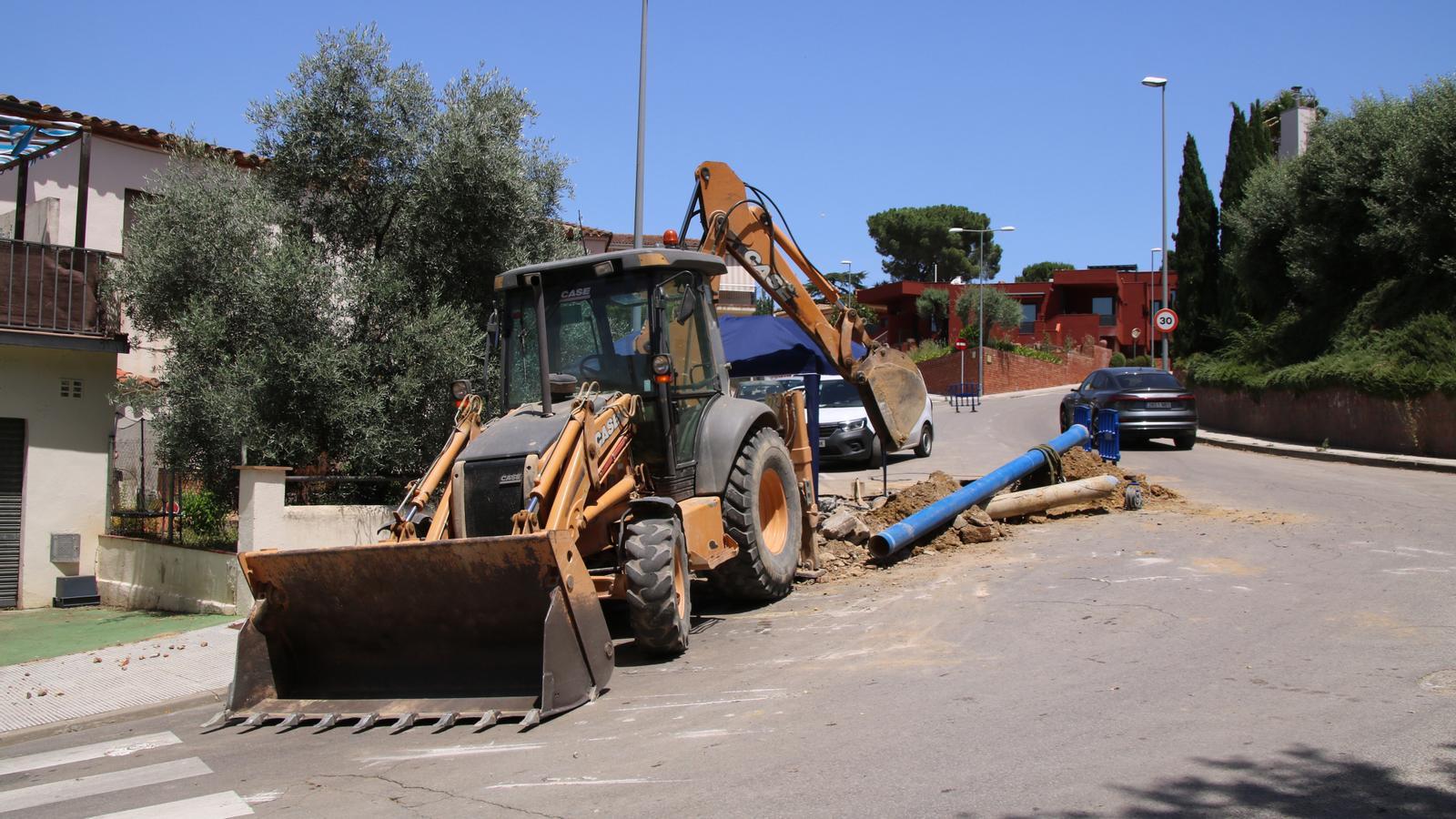 Maquinaria trabajando en la reparación de la avería en La Bisbal d'Empordà.