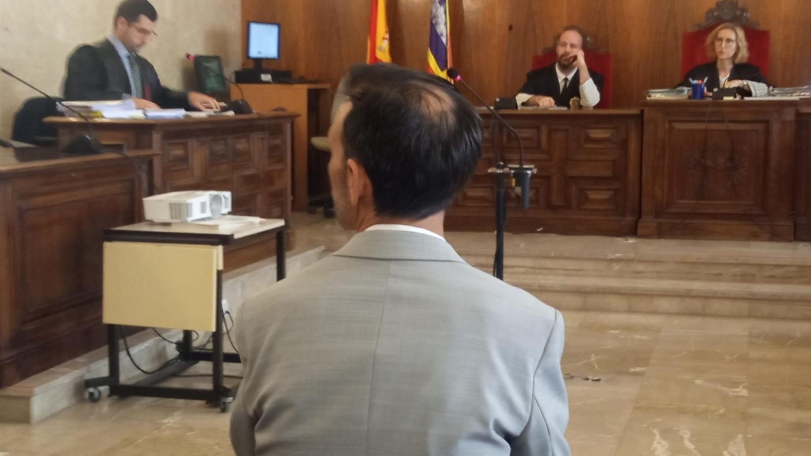 L'acusat durant el judici.