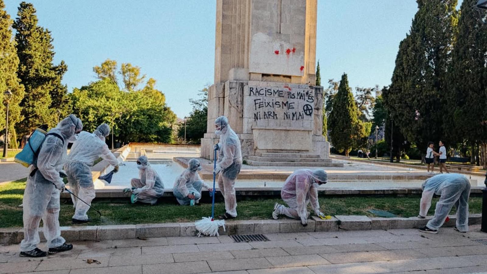 Los miembros de antifeixisme Mallorca desinfectando la trinchera.