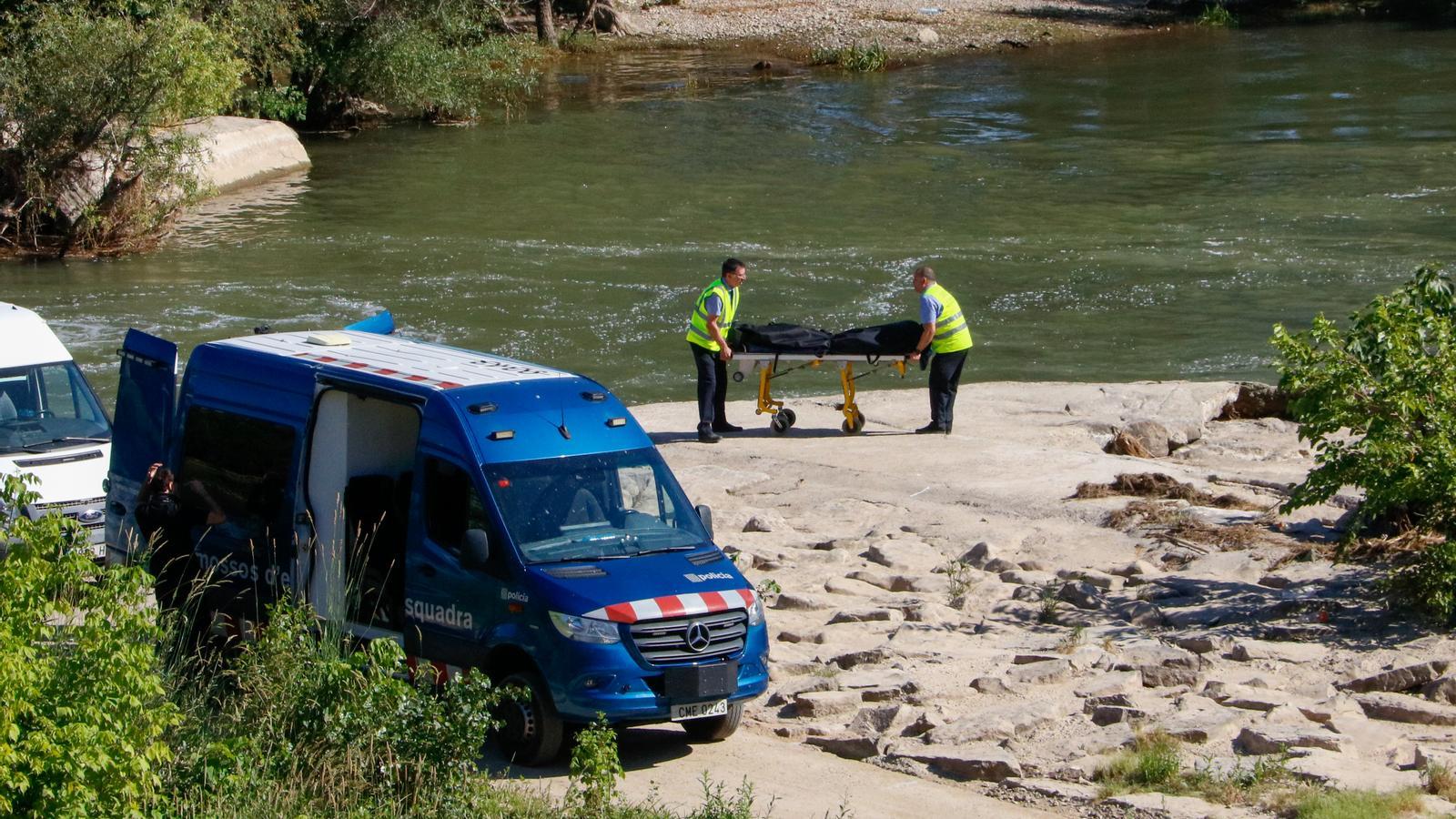 Removal of the lifeless body found floating in the Segre River in Lleida.