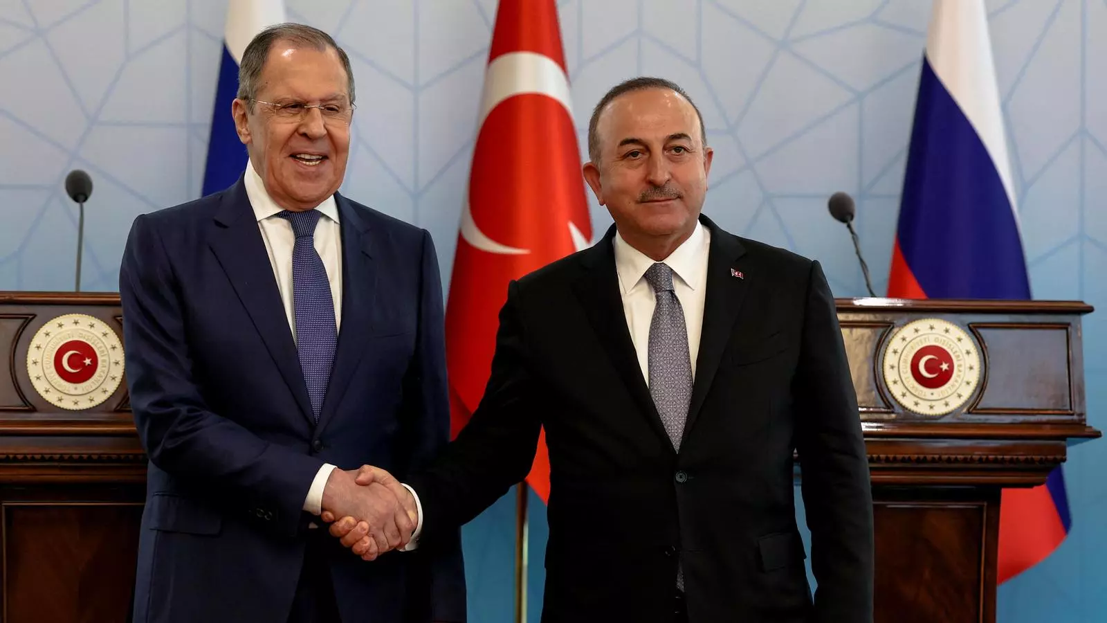El ministre d'Exteriors rus, Serguei Lavrov, i el seu homòleg turc, Mevlut Çavusoglu.
