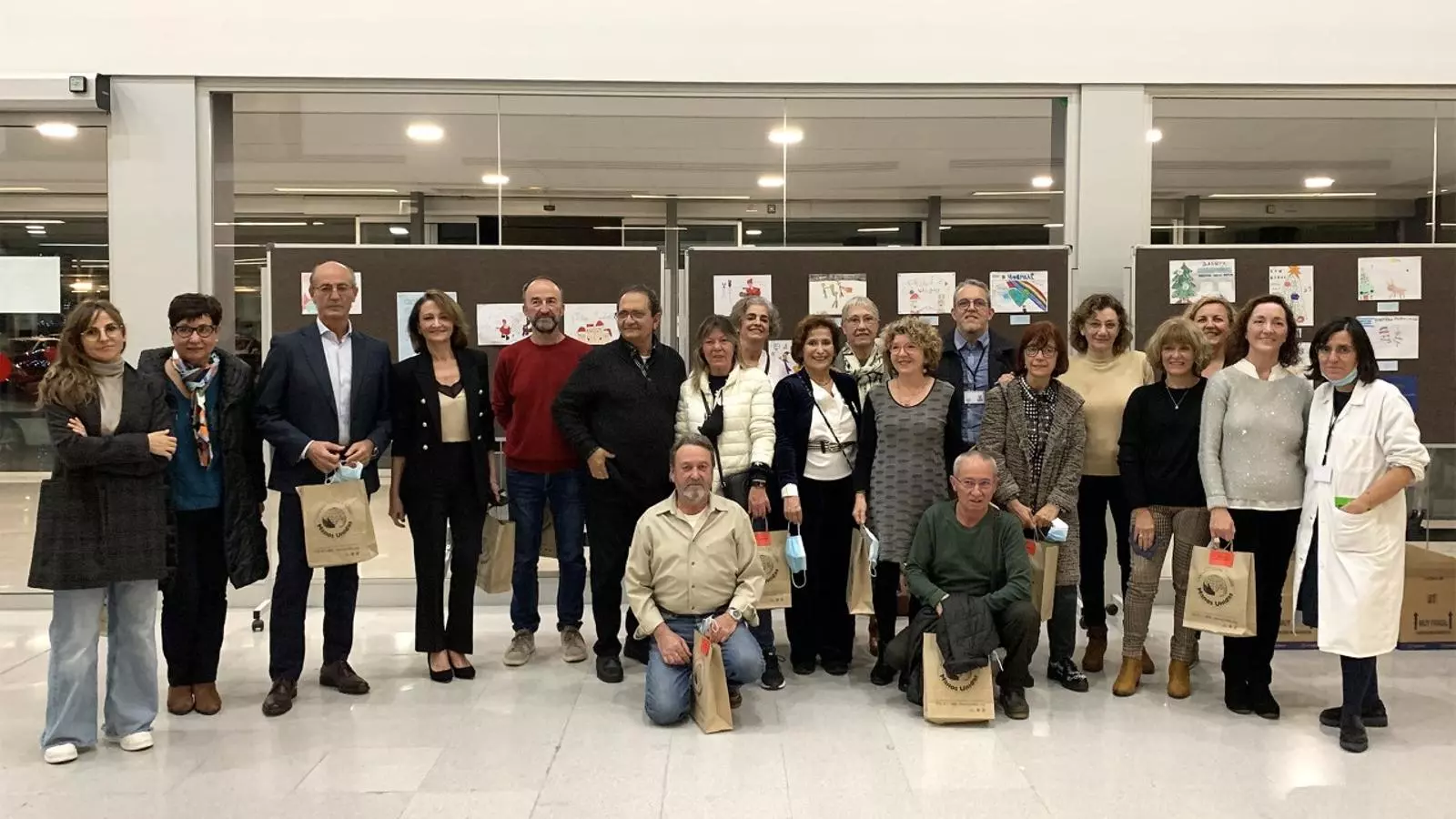 Foto de família de l'acte celebrat en el Mateu Orfila.