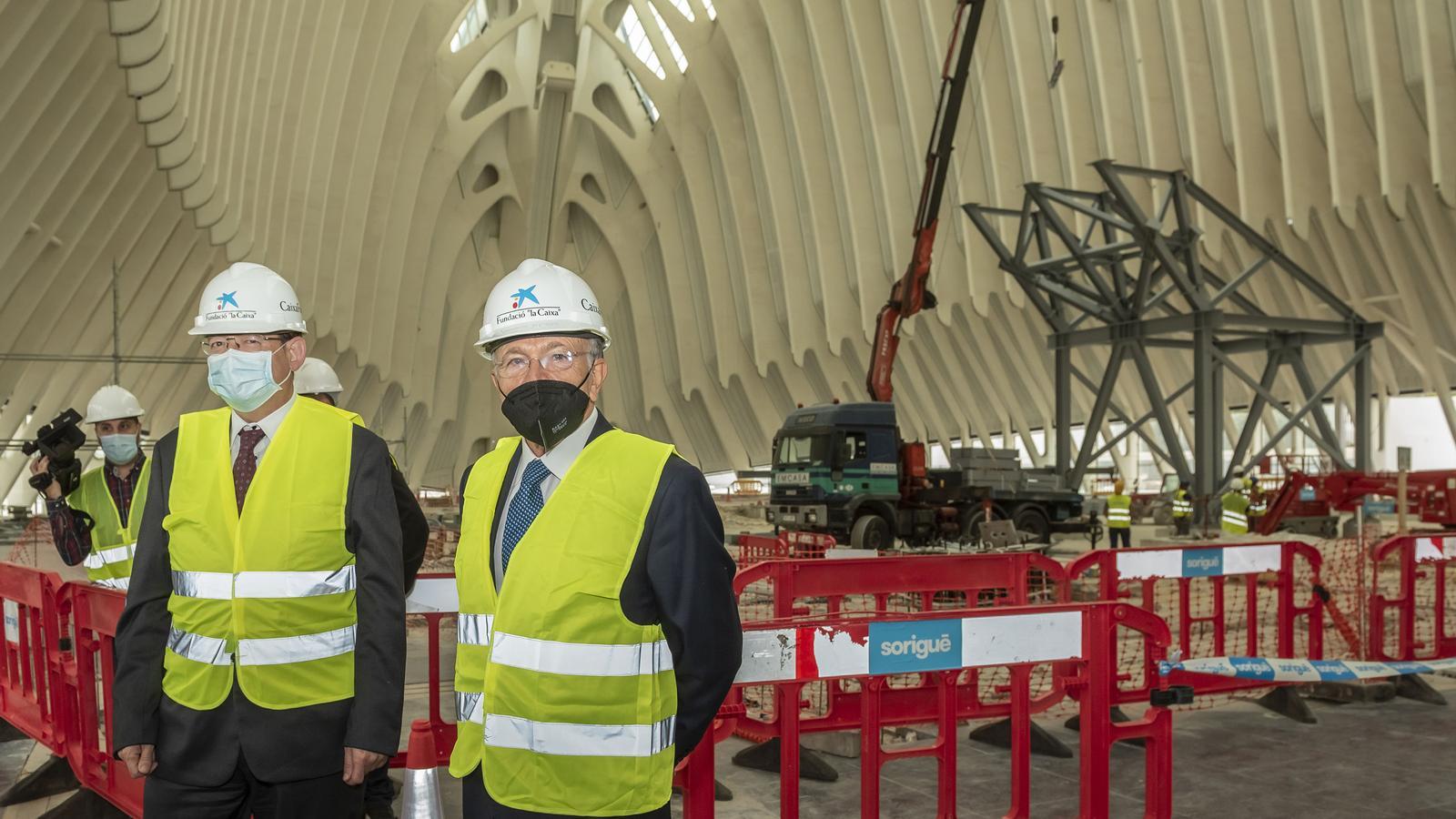 El president de la Comunitat Valenciana, Ximo Puig, i el president de la Fundació Bancària ”la Caixa”, Isidre Fainé, a l’interior de l’edifici Àgora on tenen lloc les obres de CaixaForum València