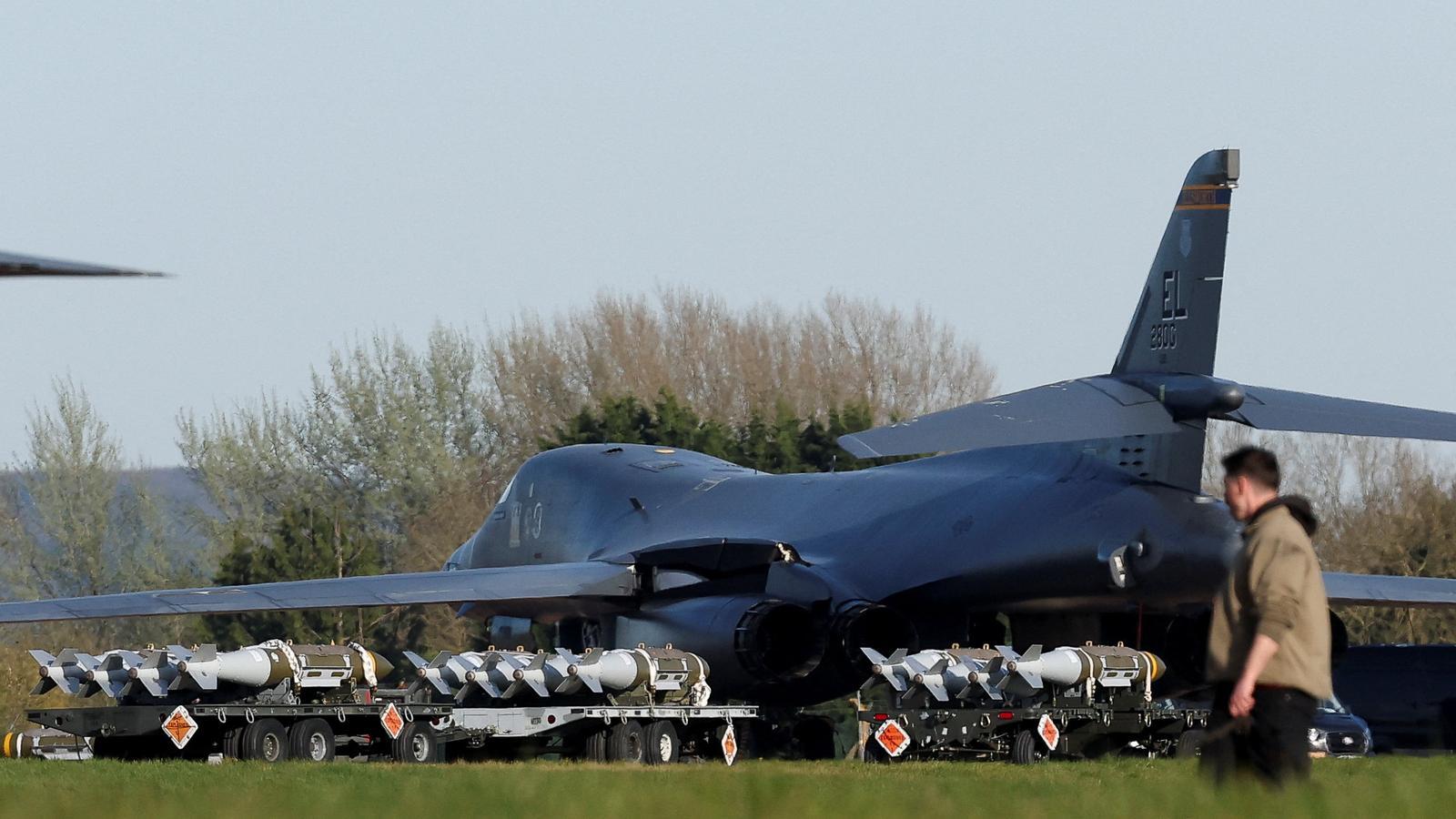 Municions sobre carrets prop d'un avió militar B-1B Lancer a la base aèria de la RAF Fairford  a Fairford, Gloucestershire, Gran Bretanya