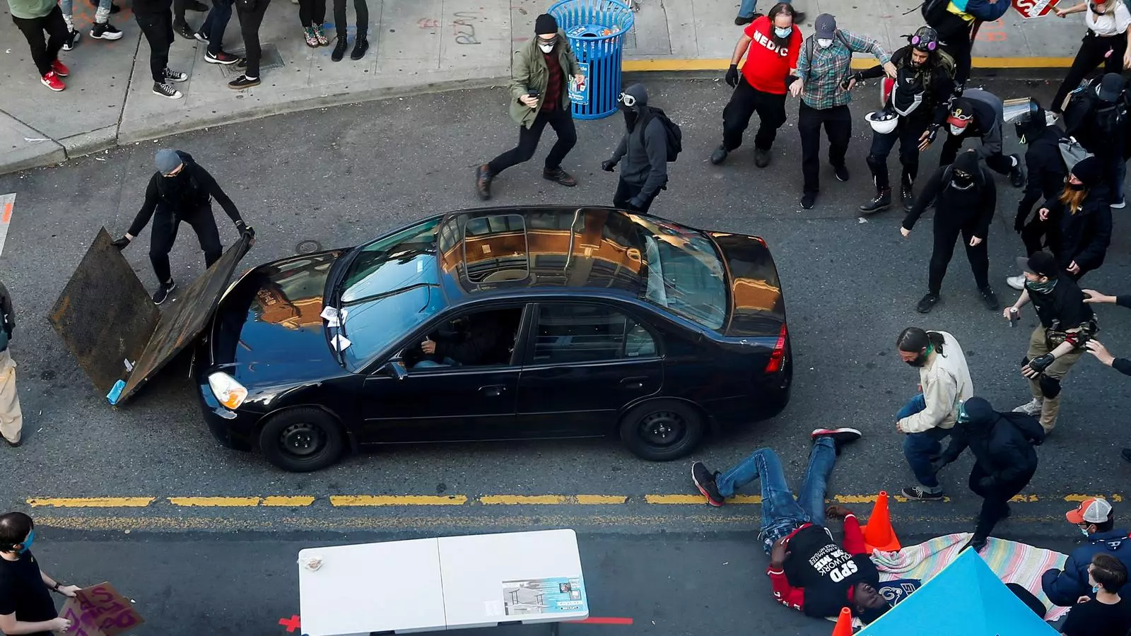 Un home embesteix una protesta amb el seu cotxe a Seattle i després treu una arma.