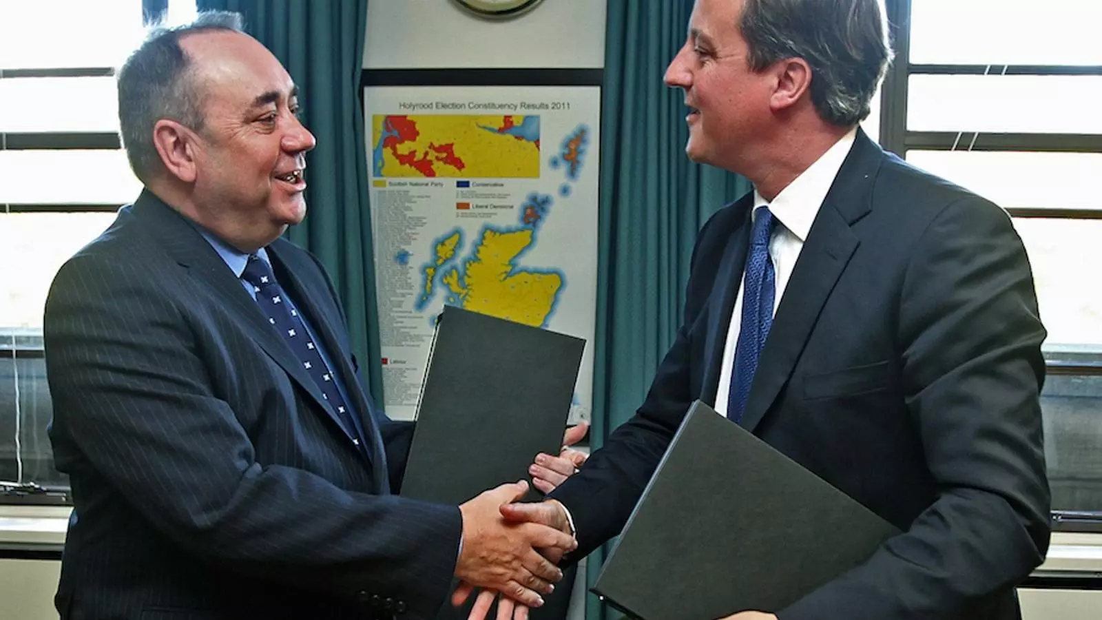 Salmond i Cameron, es donen la mà després de signar l'acord del referèndum el mes d'octubre.