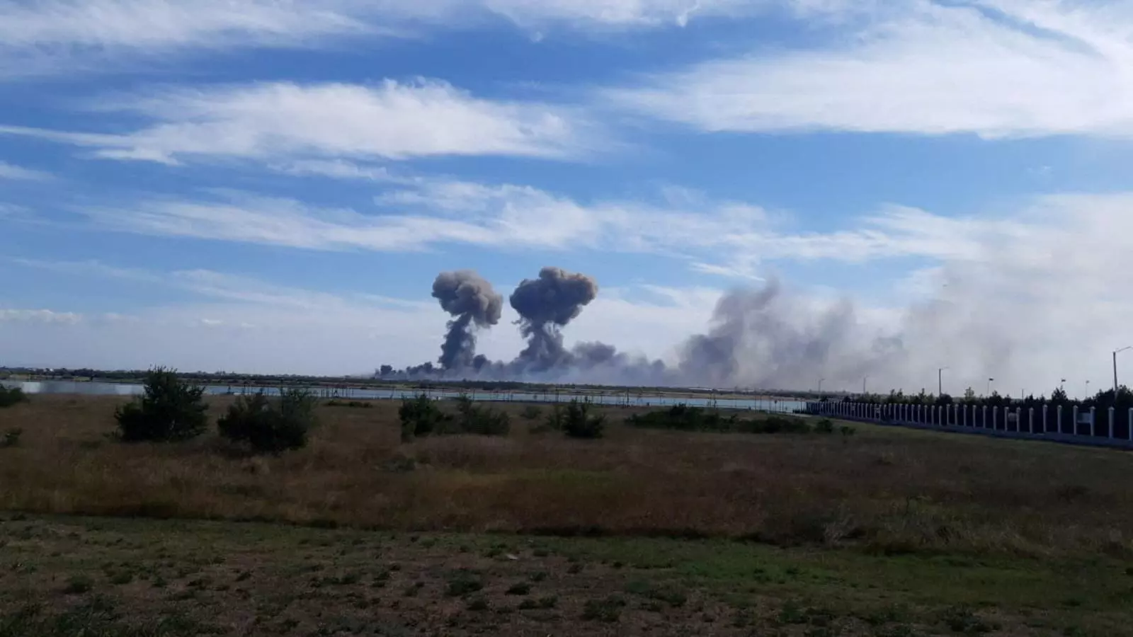 Fum provocat per les explosions a la base aèria de Crimea, aquest dimarts