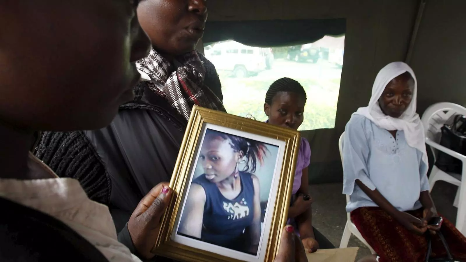 DOL PER LA MATANÇA
Dia de vetlla de les víctimes de la massacre de Garissa ahir a Nairobi mentre l’exèrcit kenià llançava una operació de represàlia contra l’organització Al-Shabaab, responsable de la matança de 148 persones en un campus universitari al nord-est de Kènia.