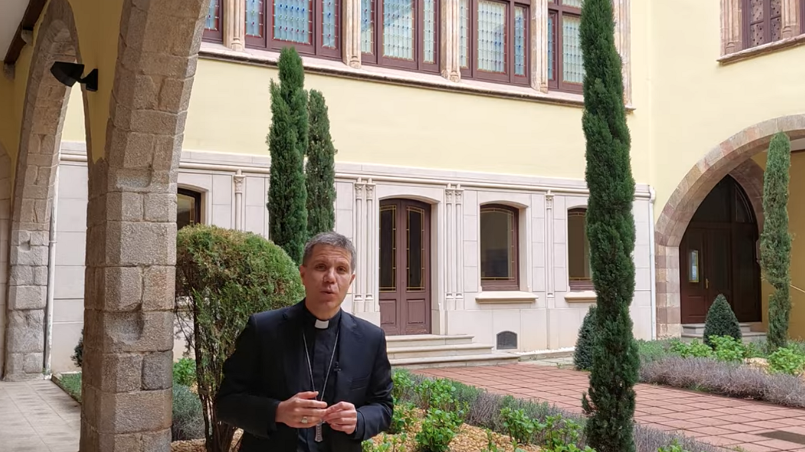 El copríncep episcopal, Josep-Lluís Serrano, durant la felicitació de Pasqua des del claustre del Palau Episcopal de la Seu d’Urgell.