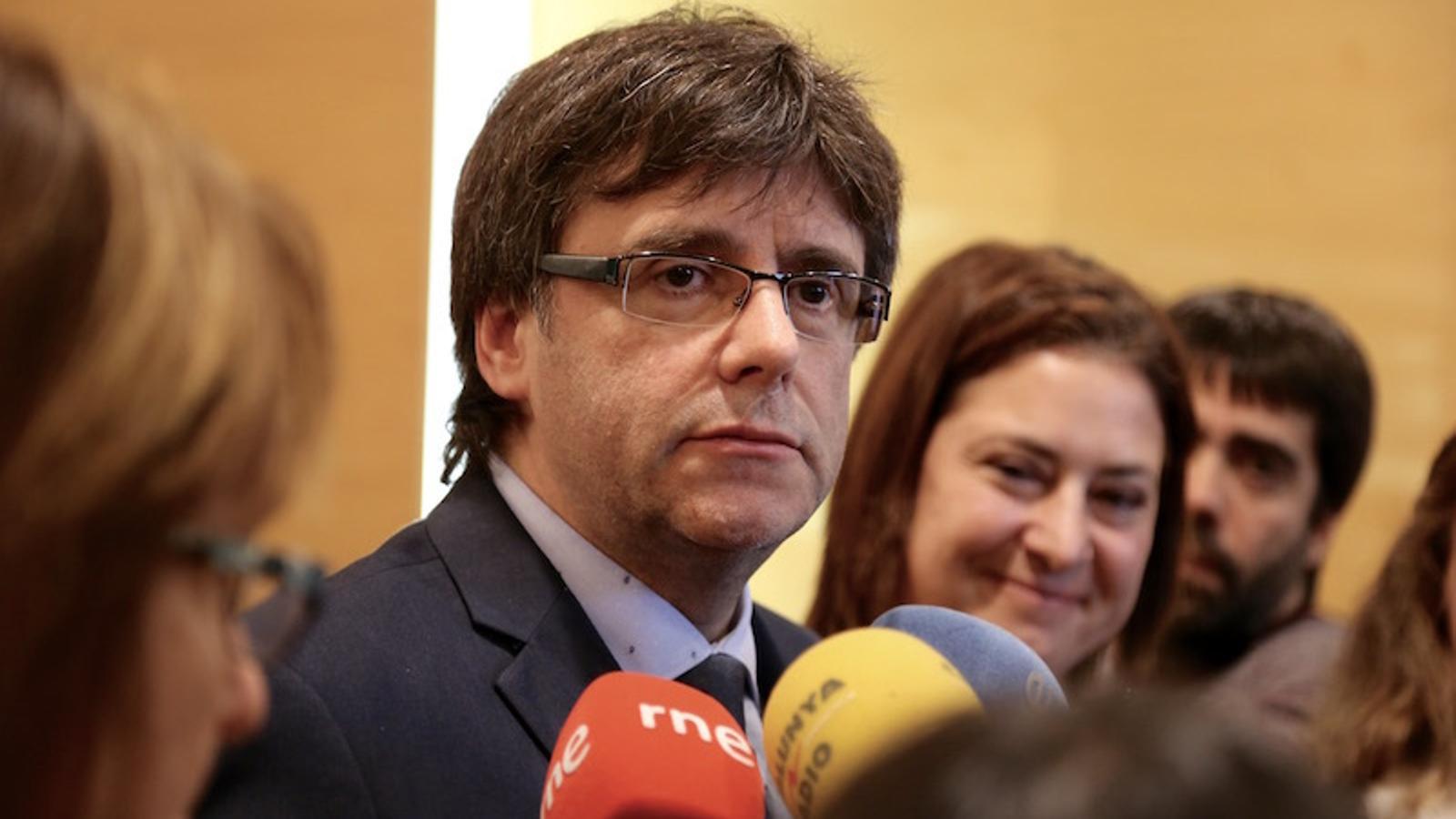 El president de la Generalitat, Carles Puigdemont, durant la visita a Badalona