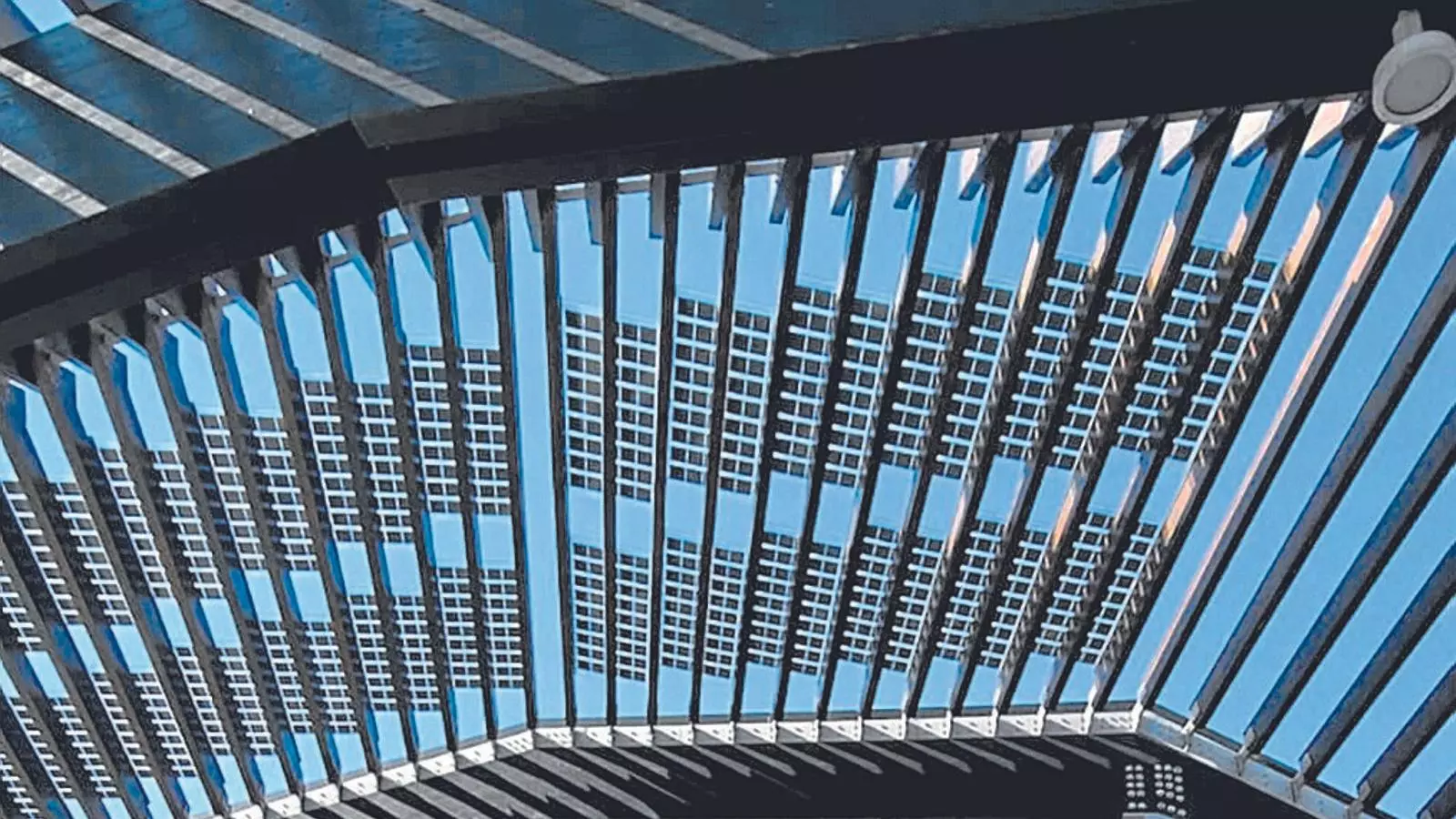 Una de los tres cenadores con placas fotovoltaicas que se instalan al tramo cubierto de la ronda de Arriba