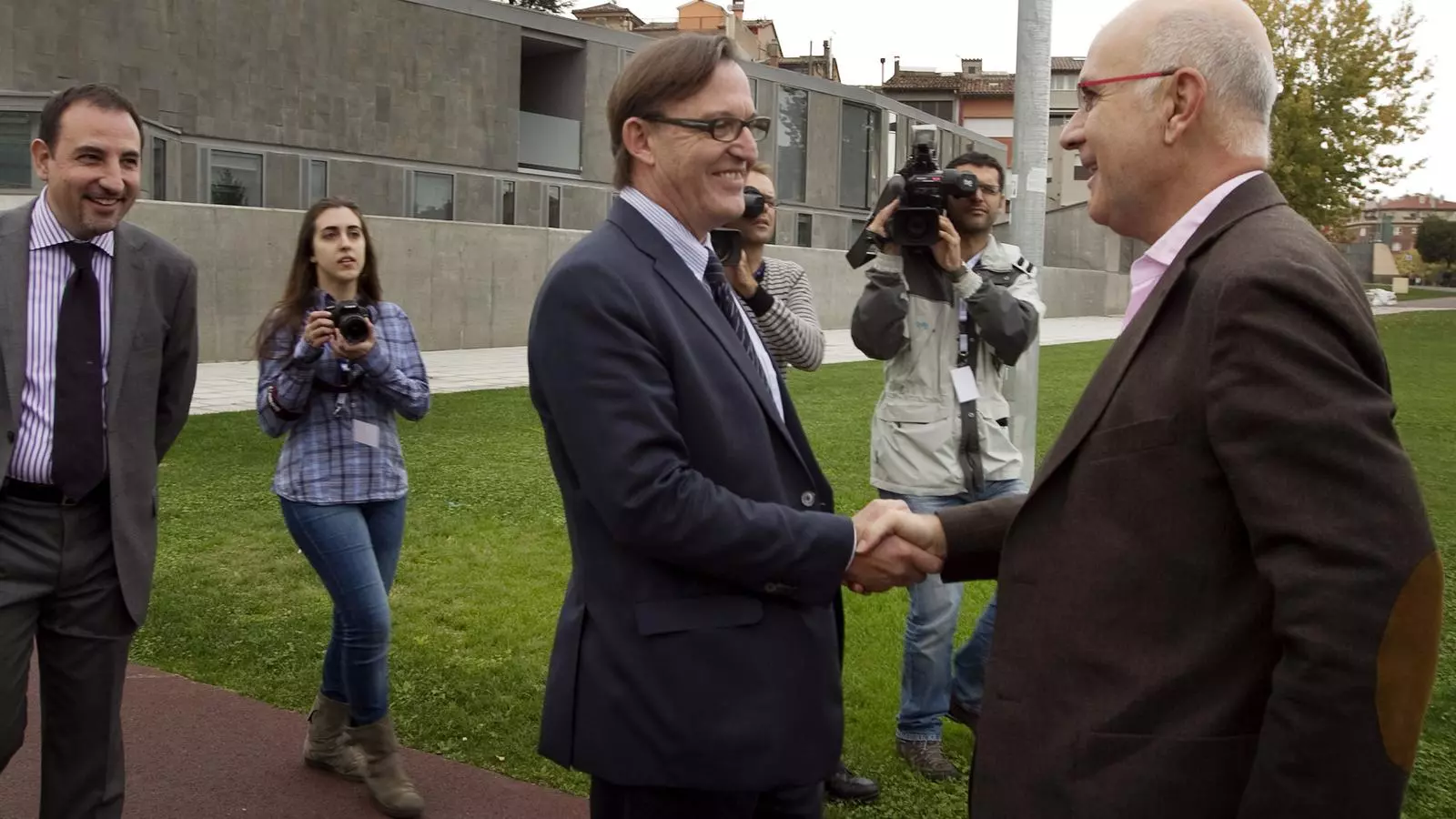 L'alcalde de Vic, Josep M. Vila d'Abadal, va ser l'amfitrió de Duran ahir a Vic. Enfrontats des de fa mesos, ahir van fer un alto en el camí del seu xoc polític per fer campanya a favor de CiU.