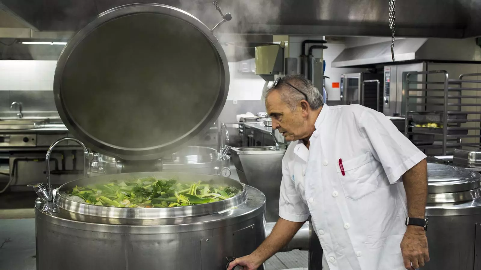 El cuiner Pablo de la Hera és l'encarregat de fer el caldo. Cada dia es preparen a la Vall Hberon 300 litres de sopa vegetal en una olla de mida industrial.