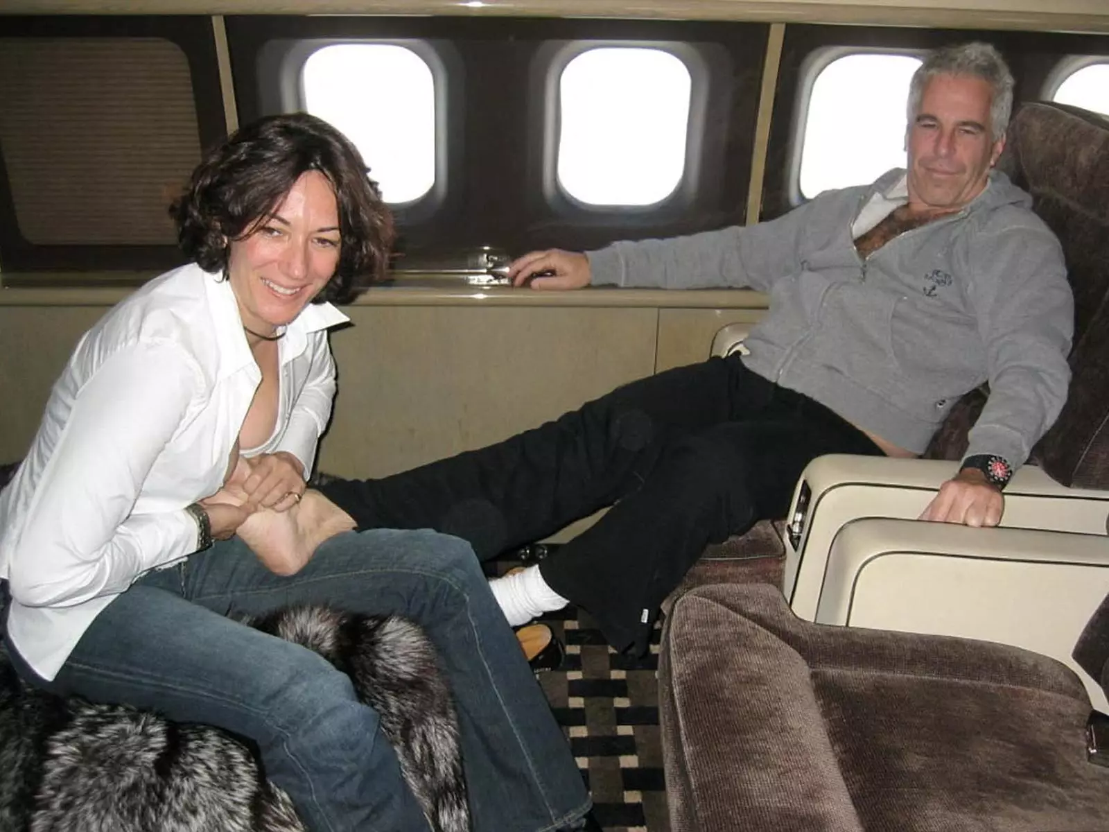 Ghislaine Maxwell i Jeffrey Epstein, en una de les imatges presentades en el judici que s'està seguint a Nova York