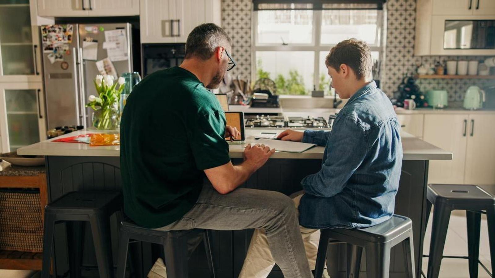 Un padre habla con su hijo