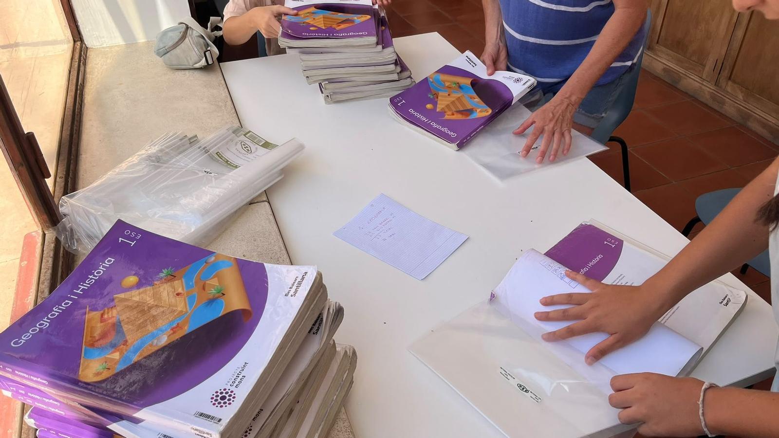 Alumnos del IES Joan Alcover preparando algunos de los libros del programa de reutilización.