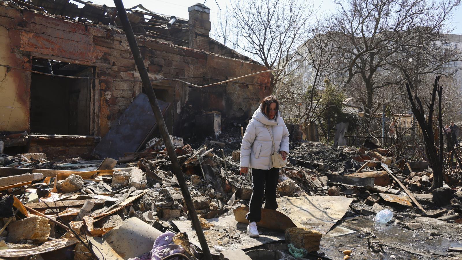 Una mujer después de un ataque ruso en una zona residencial en Odesa, Ucrania, el 28 de marzo de 2026.