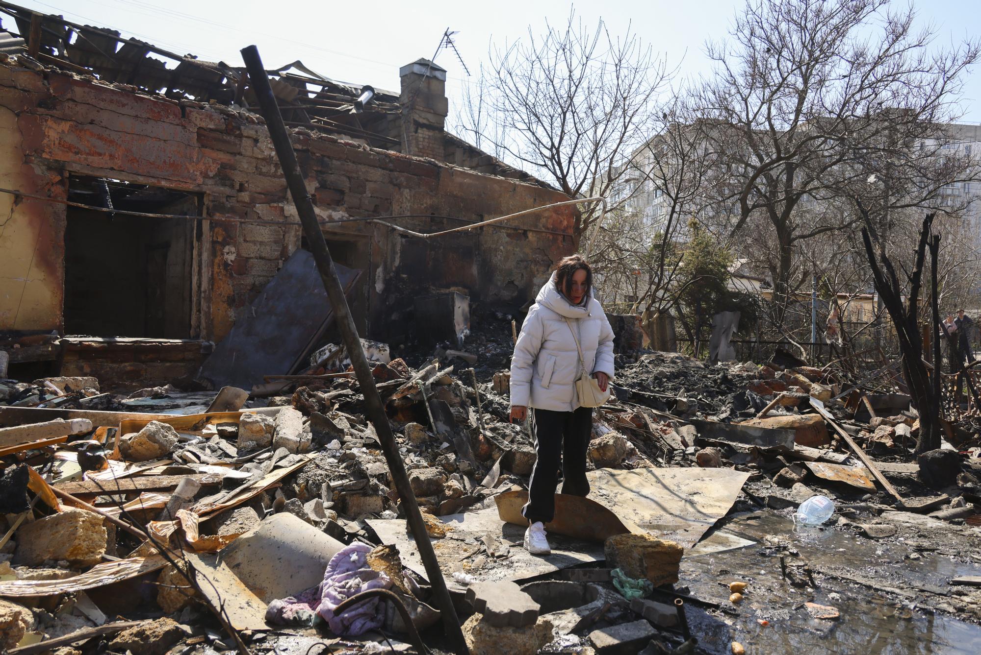 Una dona després d'un atac rus en una zona residencial a Odessa, Ucraïna, el 28 de març de 2026.