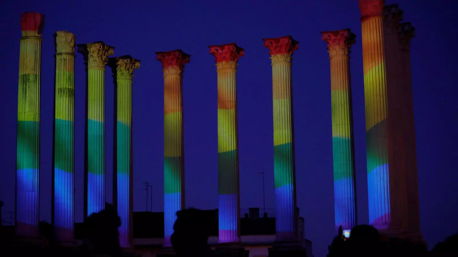 El templo romano de Córdoba iluminado con la bandera LGTBI el día del orgullo.