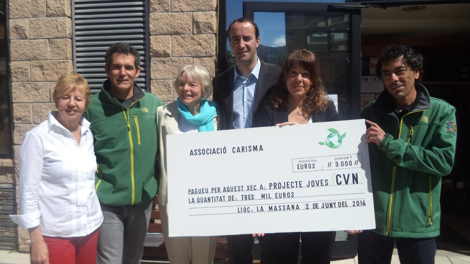 Darrera entrega d'un dels xecs de Carisma / ANA