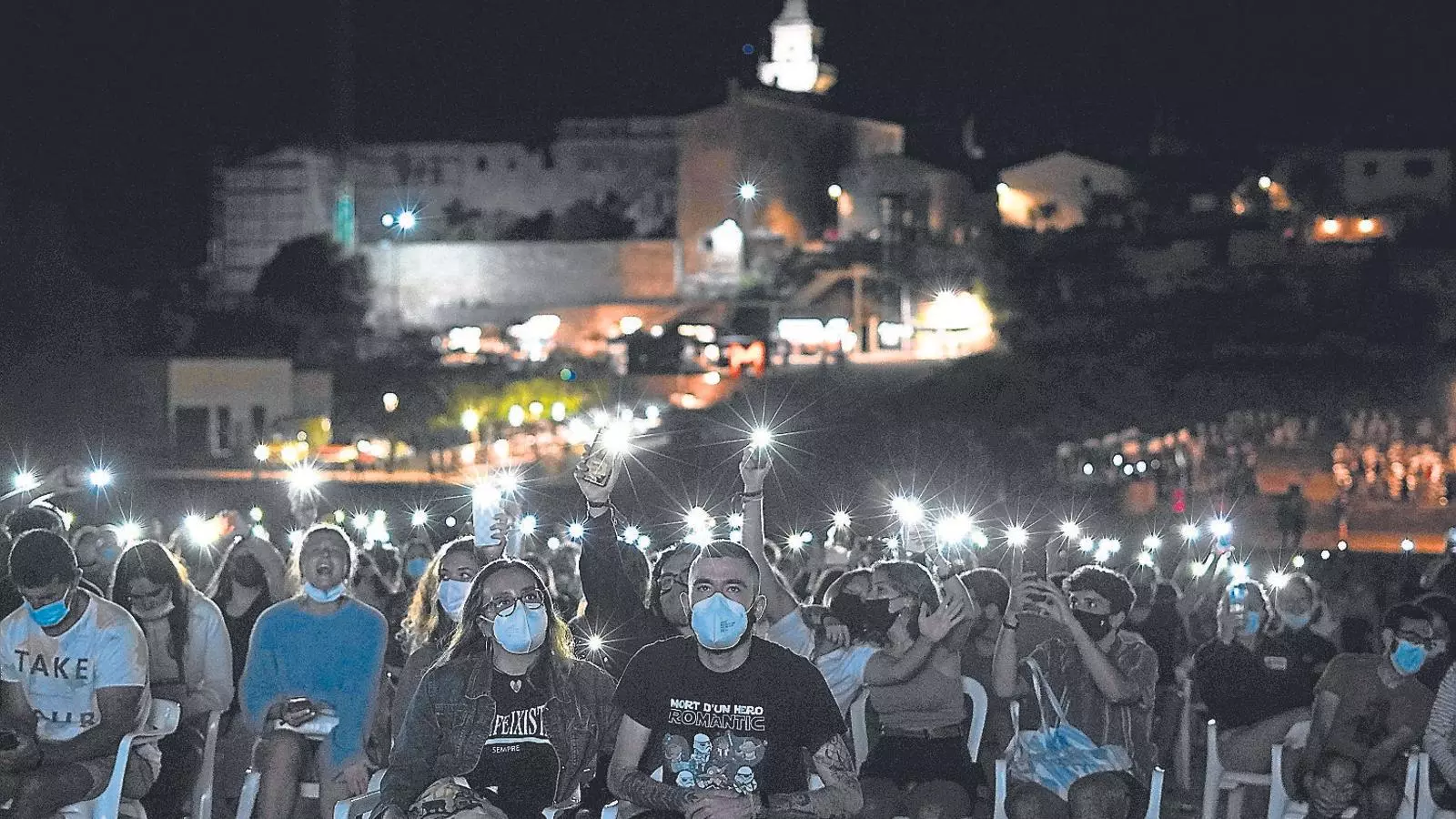 El públic aixeca les llanternes dels telèfons mòbils durant la cançó Les estrelles del grup Manel, en el seu concert al festival Mobofest, que es va fer a Lloret de Vistalegre de dia 30 de juliol a dia 1 d’agost.