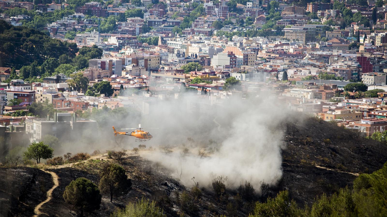 Helicóptero de los bomberos en la sierra de Collserola