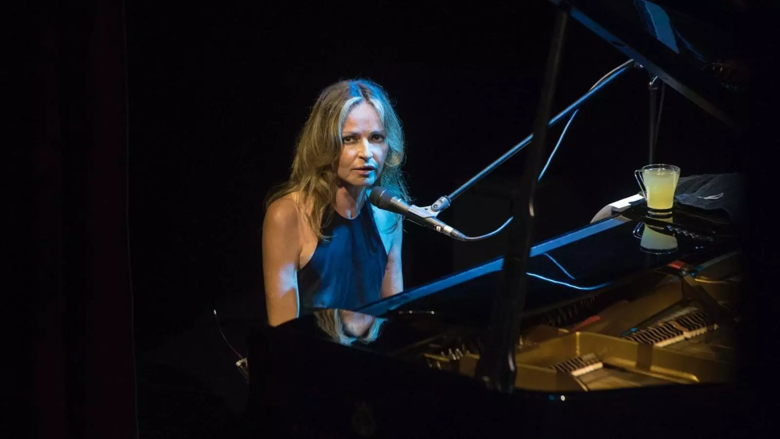 Sharon Corr interpretant una de les cançons de l'últim àlbum.