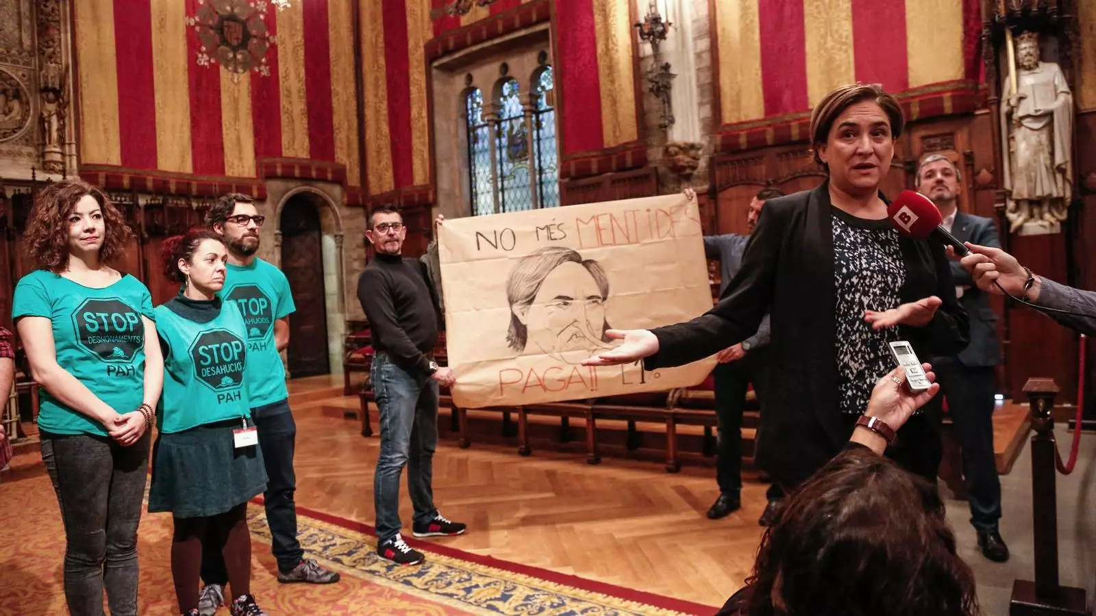 Colau, al costat de la PAH i d'una protesta de treballadors de l'Ajuntament