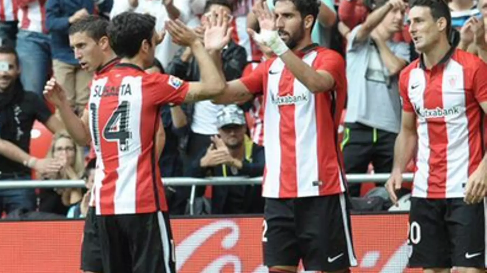 Raúl García, Susaeta i Aduriz, celebrant el triomf contra el València