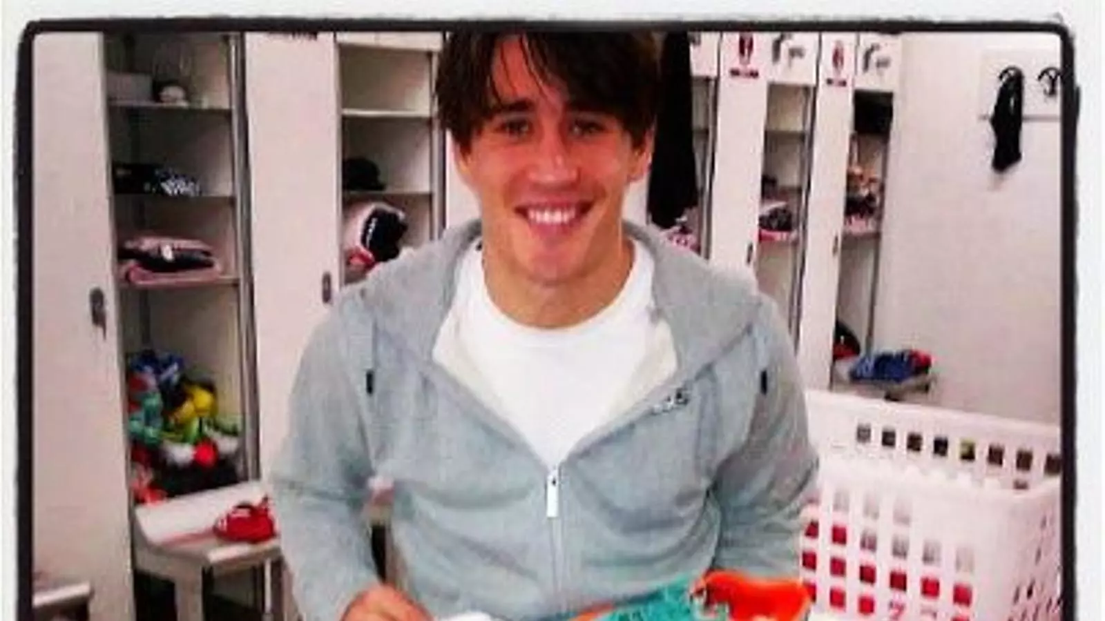 Bojan Krkic amb la samarreta i les botes que ha donat per La Mataró