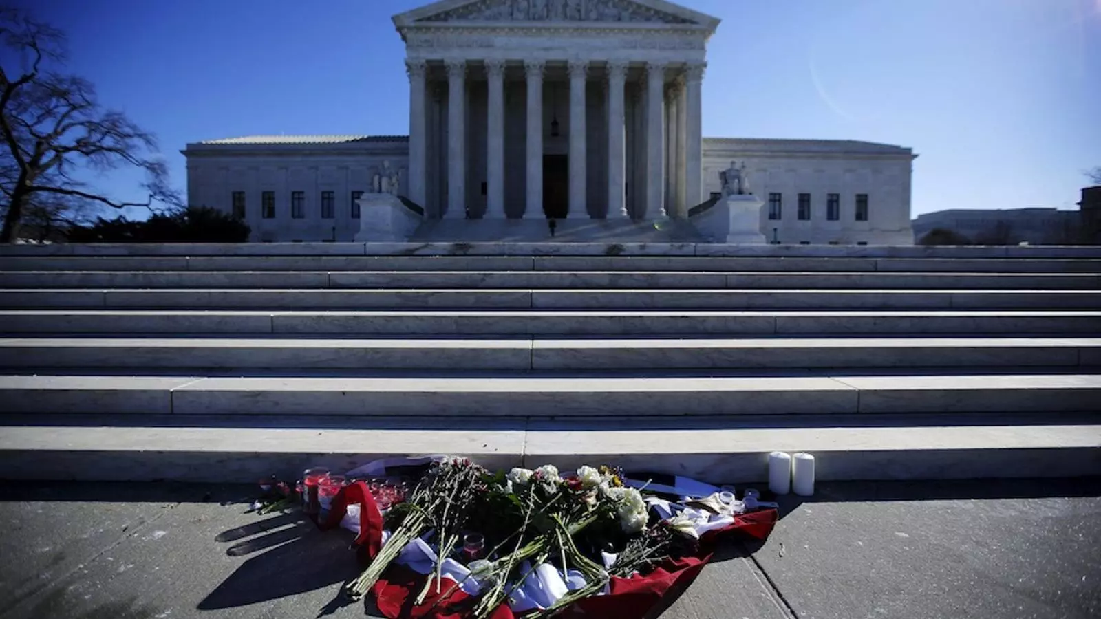 Homenatge floral davant de la seu del Tribunal Suprem, a Washington. CARLOS BARRIA / REUTERS