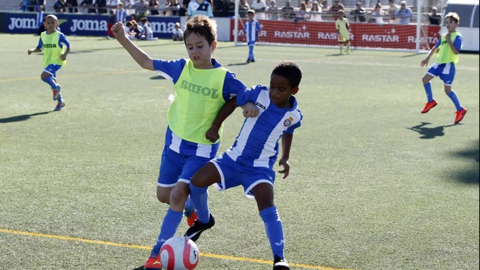 Centenars de nens passen cada any per les instal·lacions de la Ciutat Esportiva Dani Jarque