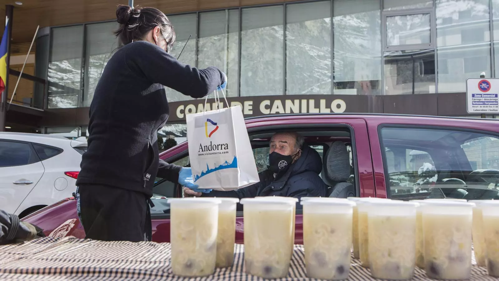 Repartiment de l'escudella a Canillo.
