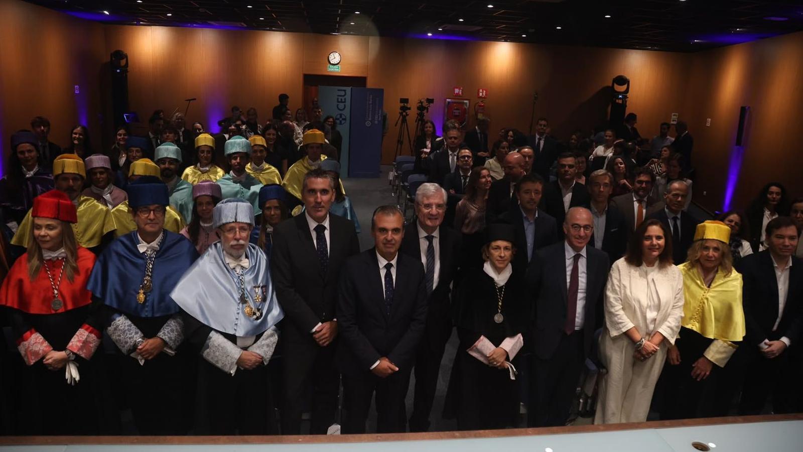 Foto grupal del acto de apertura del primer curso del CEU Beato Luis Belda.