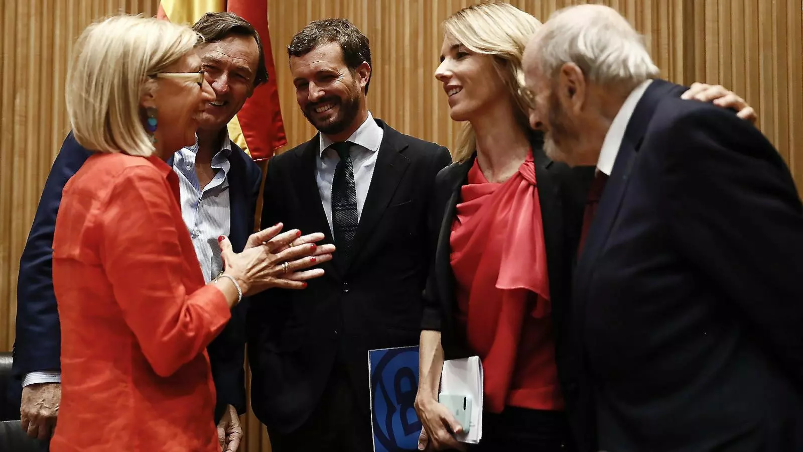 El líder del PP, Pablo Casado, amb l’exlíder d’UPyD, Rosa Díez, ahir.
