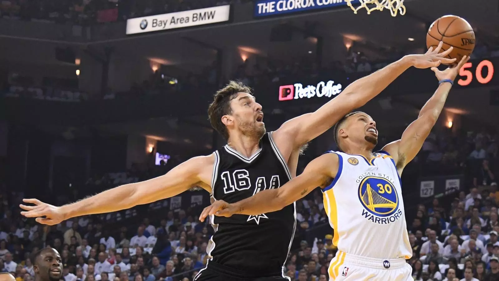 Gasol punteja un tir de Curry