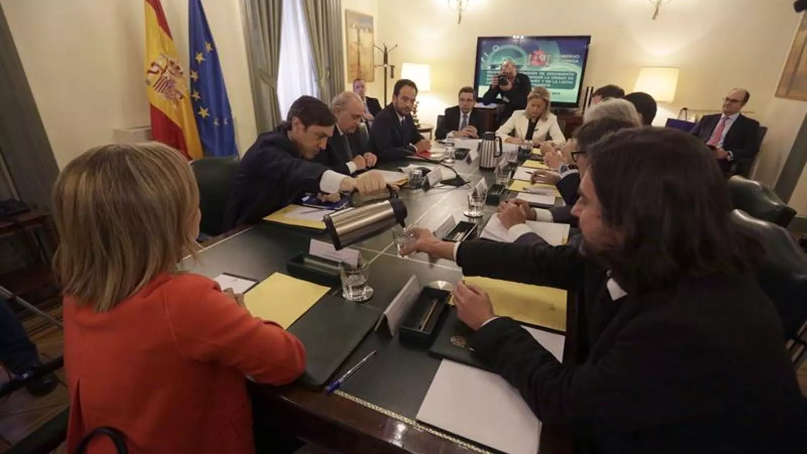 La reunió del pacte antijihadista amb la presència de deu partits i Jorge Fernández Díaz al ministeri de l'Interior / EFE