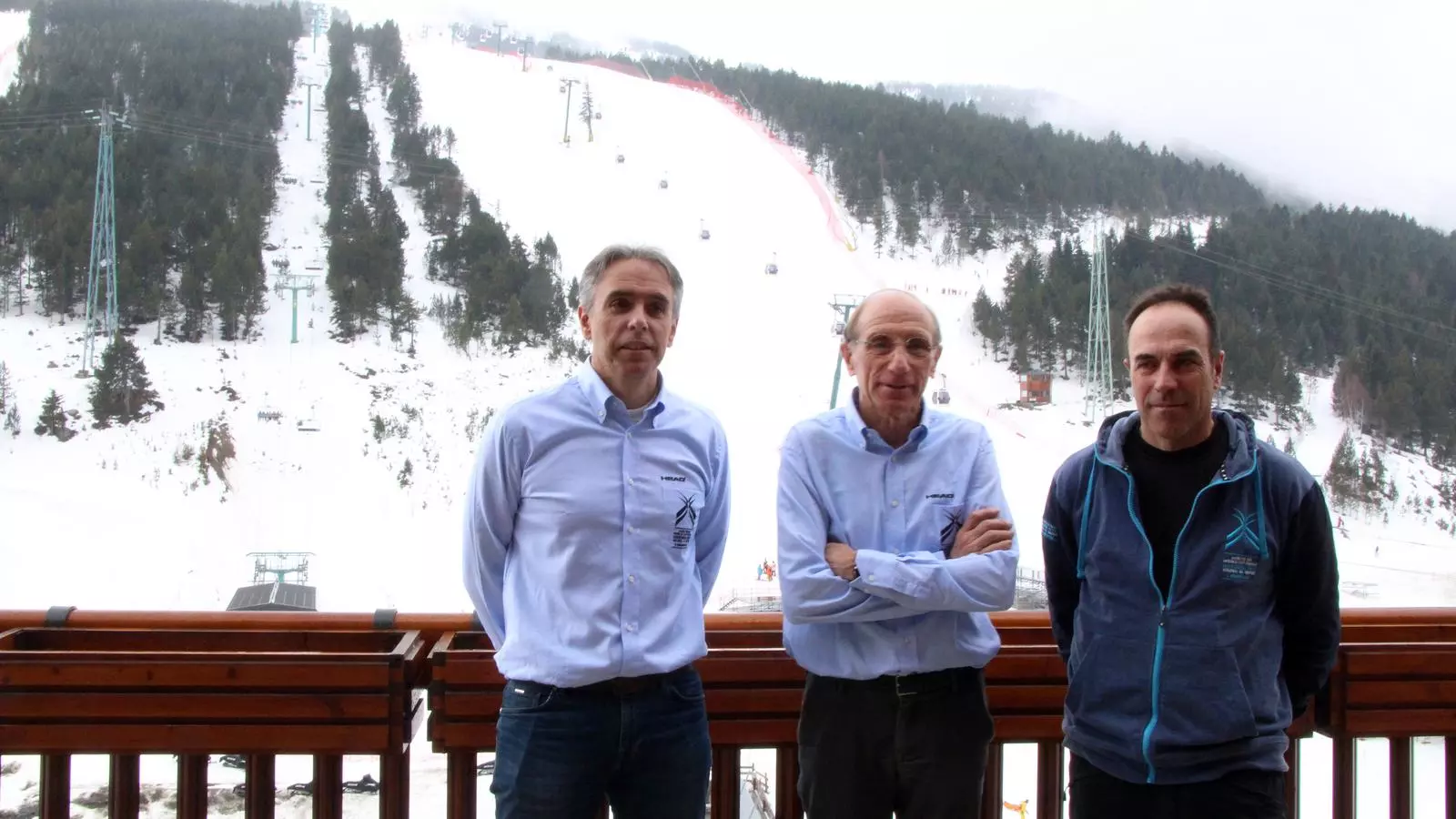 El director general de Grandvalira-Ensisa, David Hidalgo; el director general del comitè organitzador de les finals de la Copa del Món, Conrad Blanch, i el director de cursa, Jordi Pujol, presenten les darreres novetats de la competició. / C. G. (ANA)