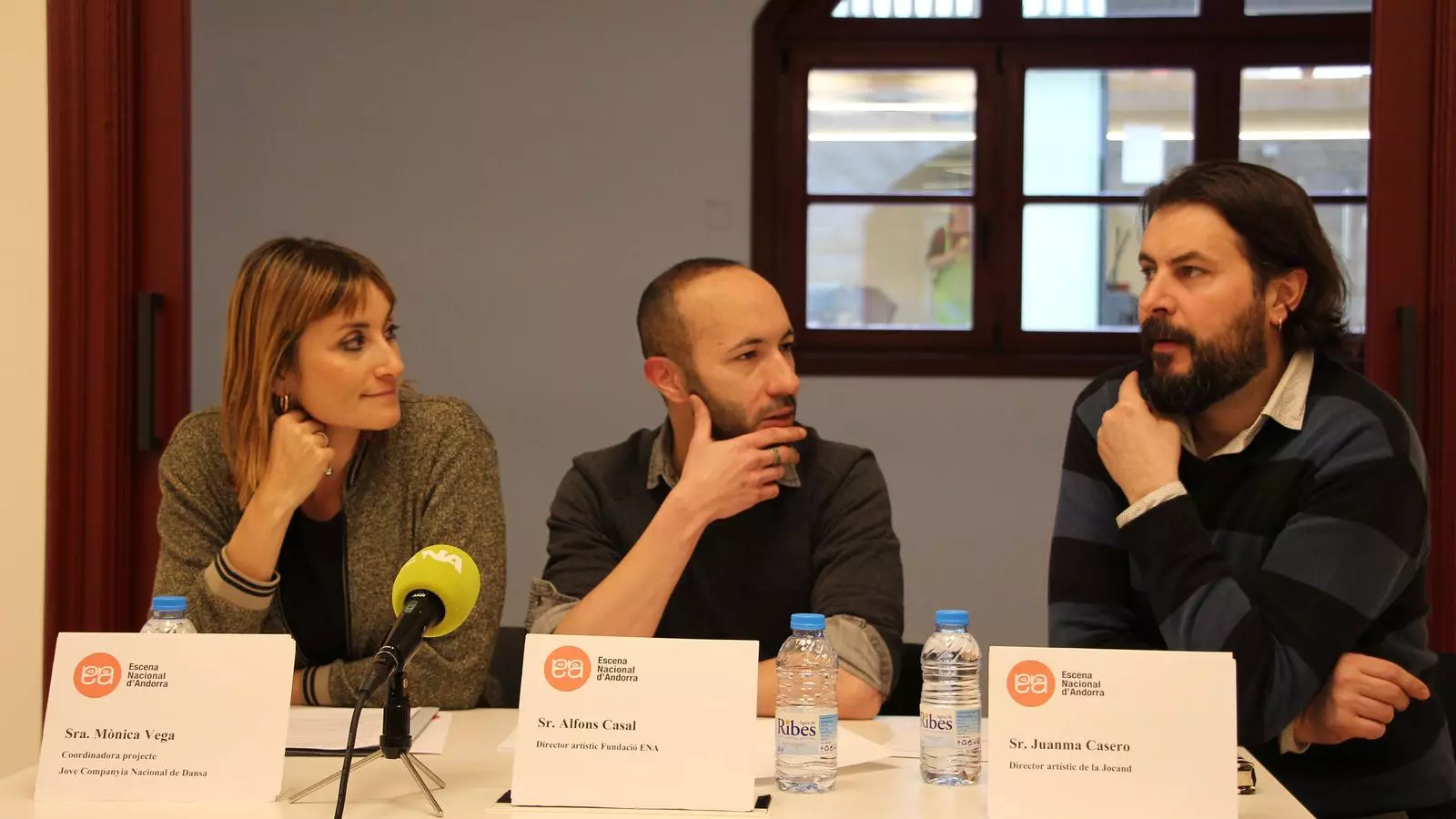 El director artístic de la Fundació Escena Nacional d'Andorra, Alfons Casal, la coordinadora del projecte Joce Companyia Nacional de Dansa, Mònica Vega, i el director artístic de la Jocand, Juanma Casero, durant la roda de premsa per presentar els projectes del 2022.