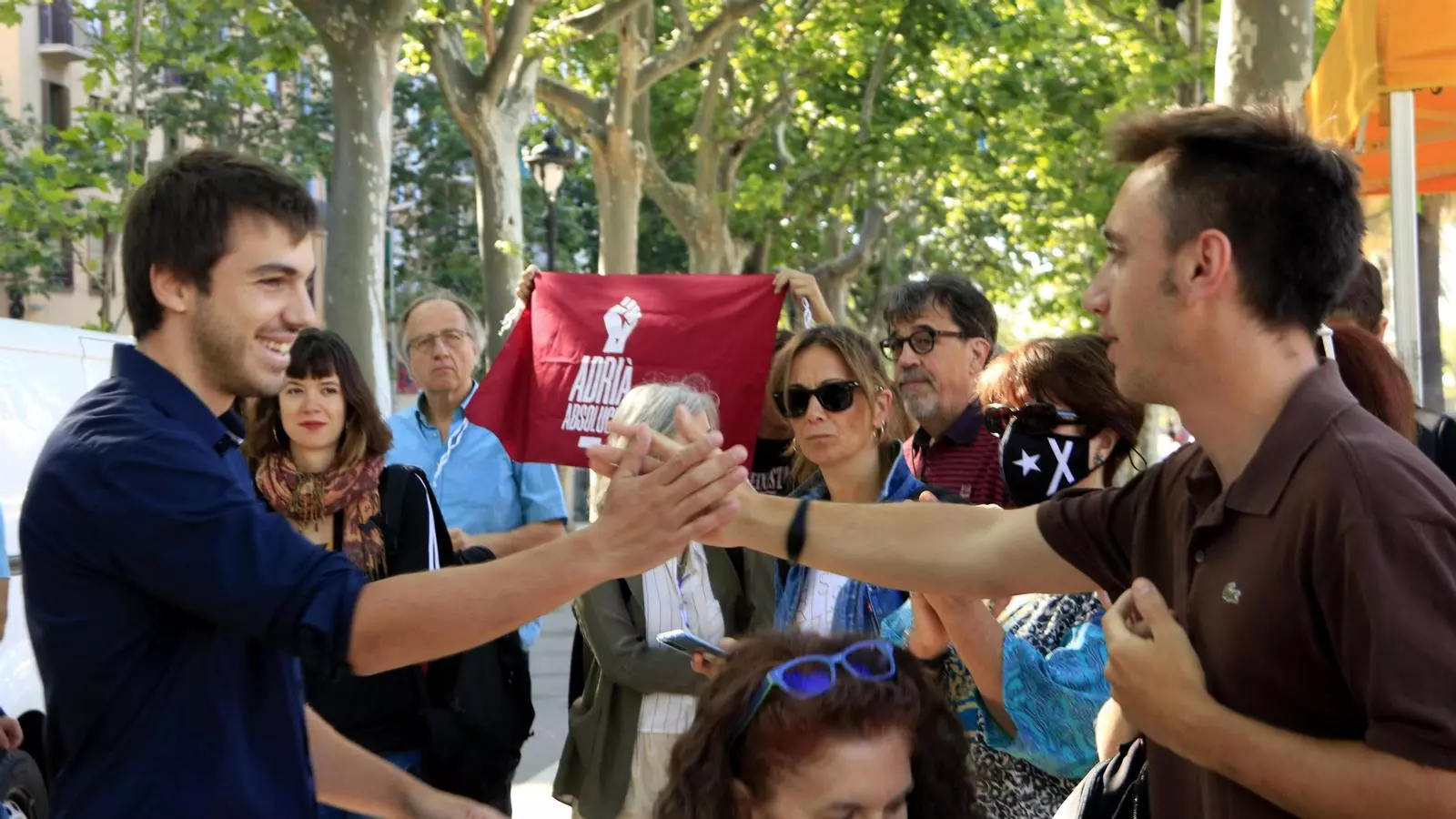 Vivet, saludant Catasús a les portes del TSJC