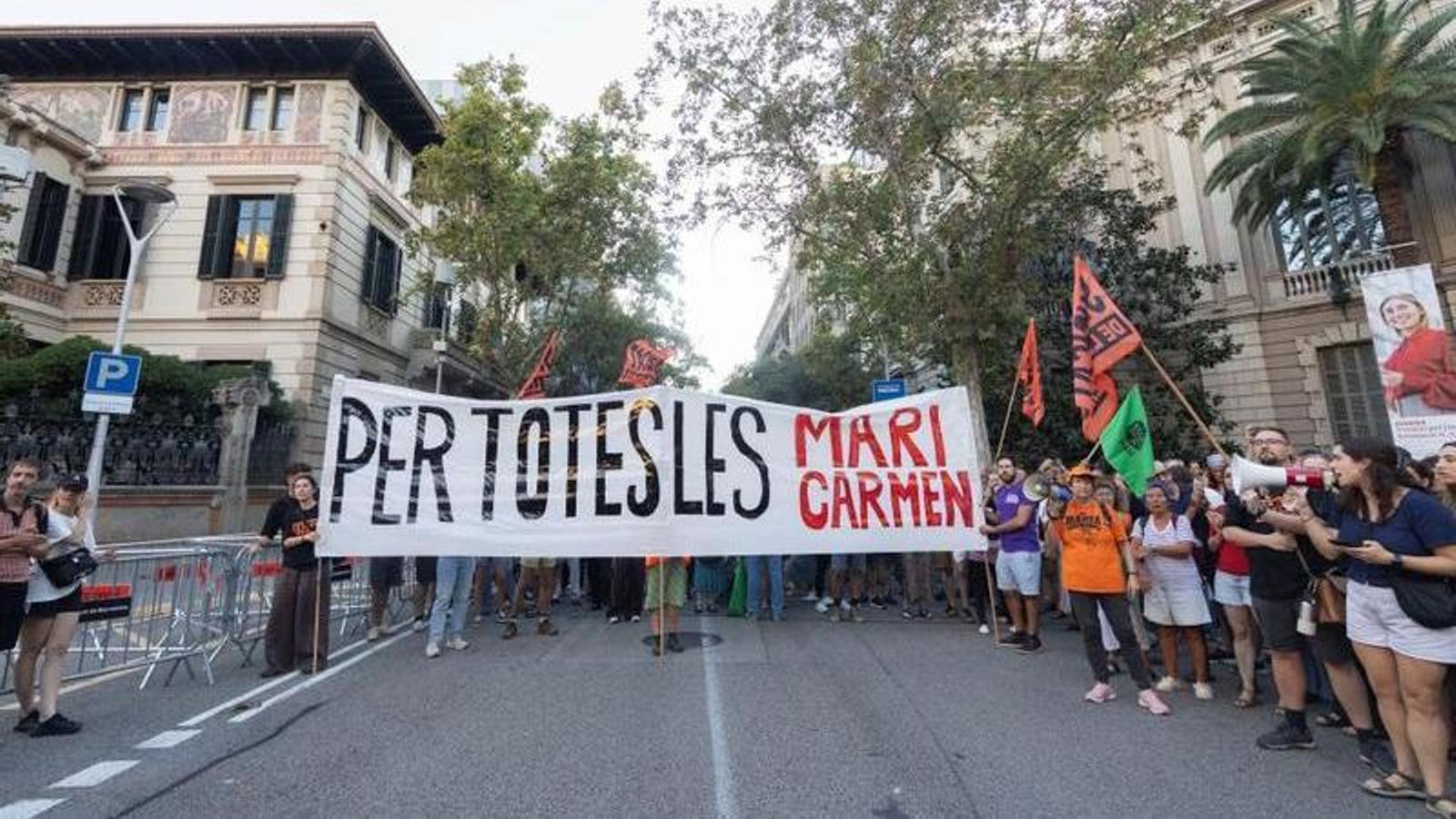 Manifestación en Barcelona para protestar por el desahucio de Maricarmen Abascal, el 23 de septiembre.