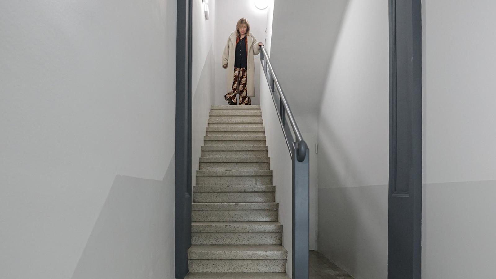 La ministra d'Habitatge, Conxita Marsol, al bloc de pisos de Ribasol.