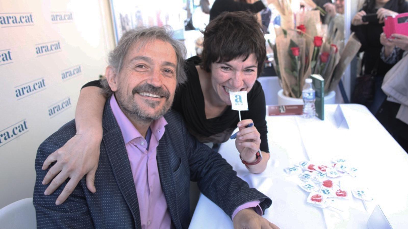 Capdevila: "M'ha tocat signar al costat de l'Empar i ella té més cua que jo"