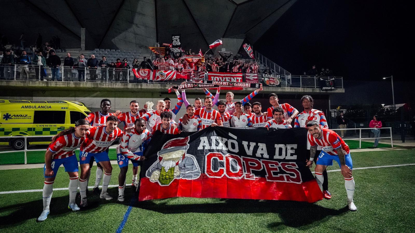 The Girona players celebrate with the Jovent Gironí fans the qualification for the next round of the Copa del Rey