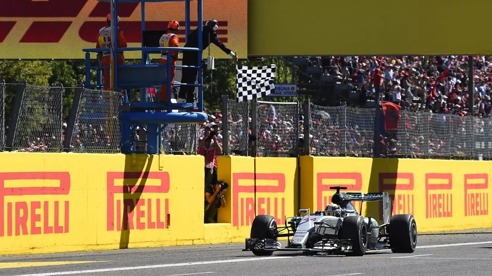 Lewis Hamilton creua la meta a Monza com a guanyador del GP d'Itàlia / OLIVIER MORIN / AFP