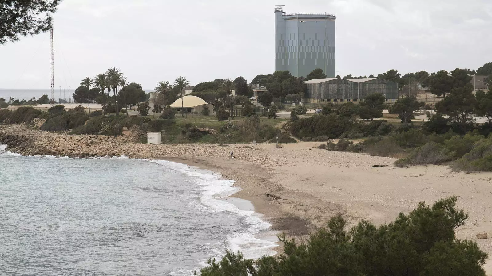 Imatge de la central nuclear de Vandellòs, vista des de la platja.